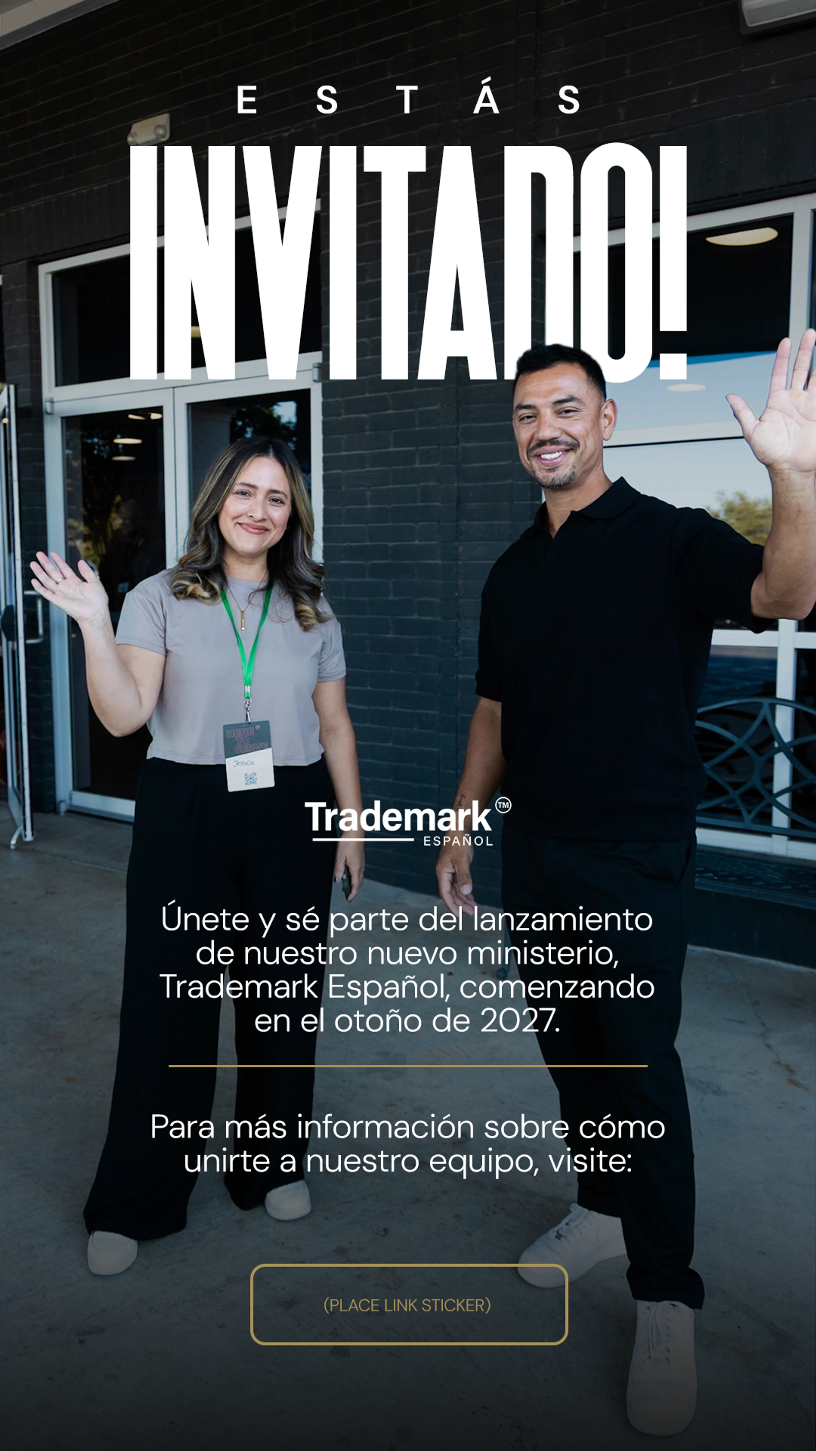 A man and a woman smile and wave in front of a building with text overlay in Spanish that reads 'Estás Invitado!' inviting people to a new ministry.