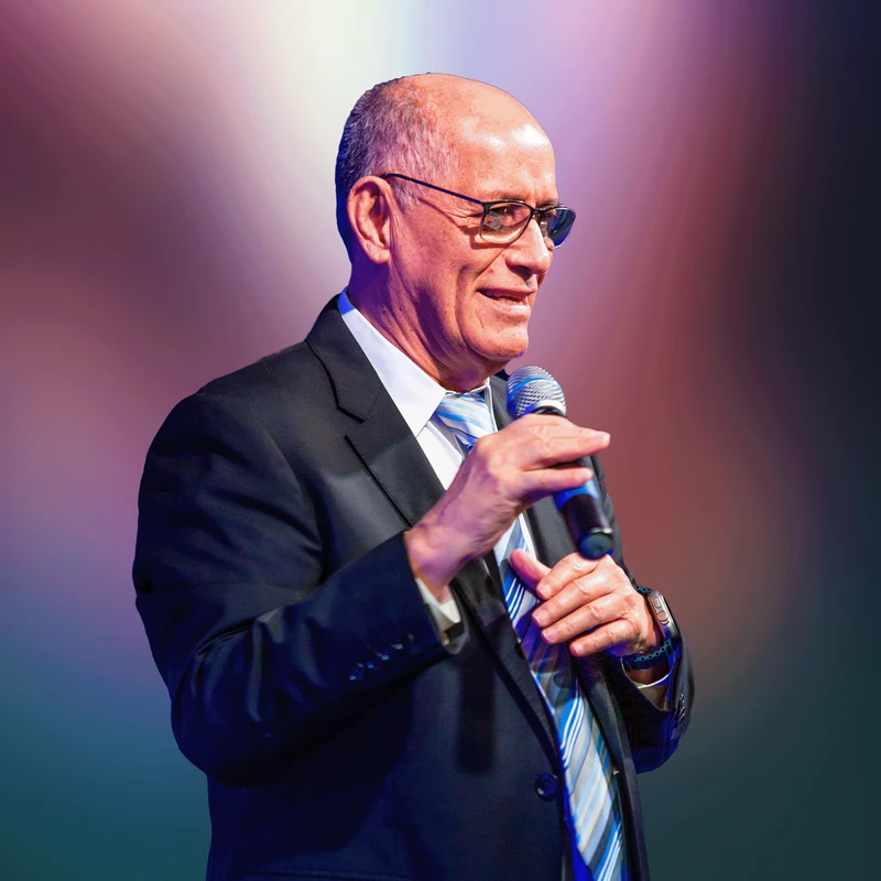 <span style="font-weight: normal;"><i>Apóstol</i></span><br>Isauro Vielman