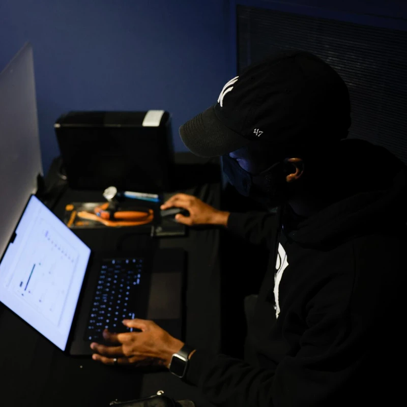 <span style="color:var(--primary-color-bg)">Live Chat Volunteers</span>