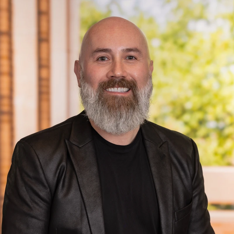 Alejandro Ezquerra<br><span style="font-weight: 400;">Senior Pastor</span>