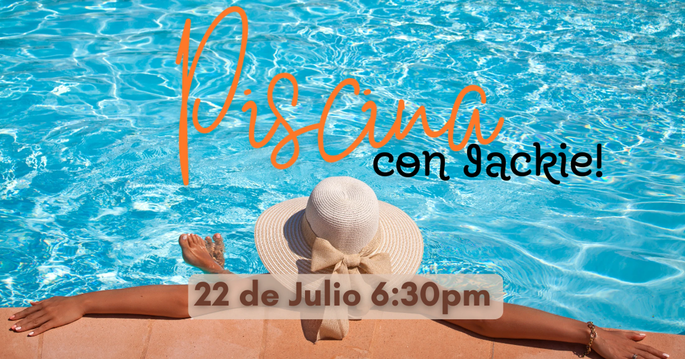A woman in a straw hat relaxes in a pool. Text overlay reads in Spanish 'Piscina con Jackie! 22 de Julio 6:30pm', inviting viewers to a pool event.